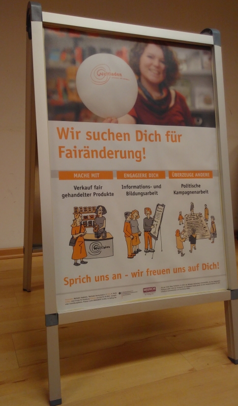 straßenaufsteller mit poster mitarbeit web